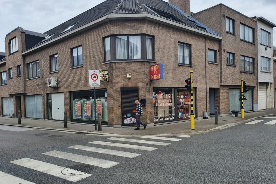 Gurman (21), de uitbater van de nachtwinkel in de Driekoningenstraat in Sint-Niklaas kon een van de daders overmeesteren en zijn geld recupereren.