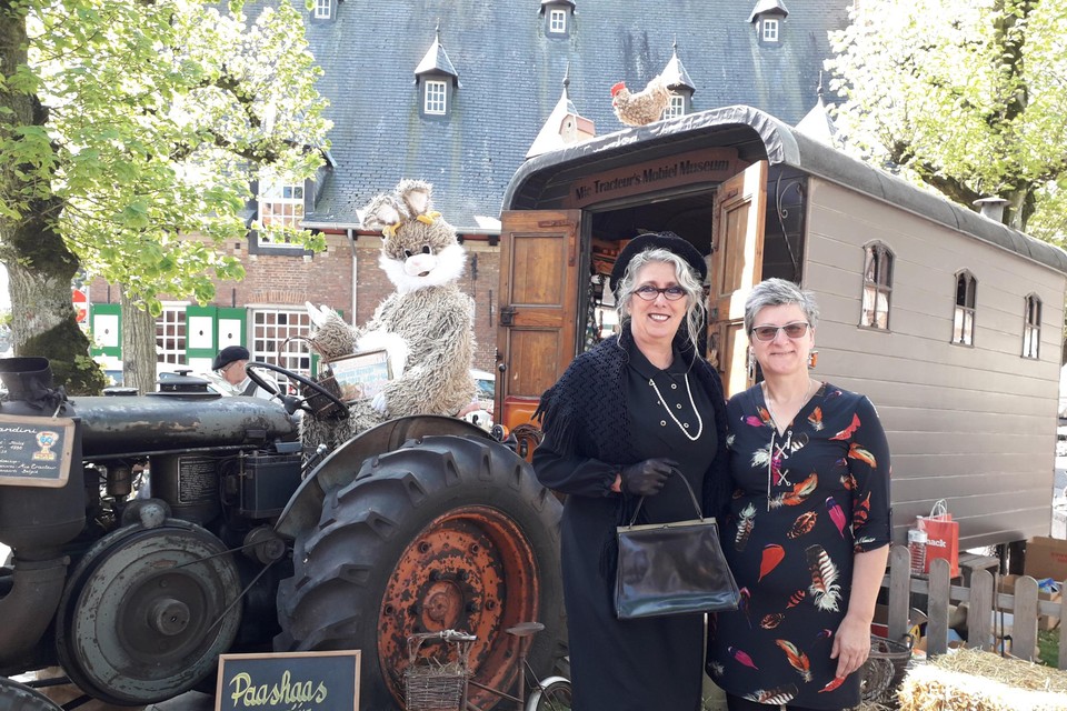 Normaal staat Mie Tracteur met haar mobiel paasmuseum op de paasmarkt, maar die kan nu al voor het tweede jaar op rij niet doorgaan. Hier nog op de paasmarkt van 2019.