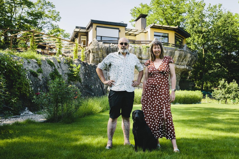 Het huis van Johan en Christel is gebouwd op een bunker die wordt gecamoufleerd door metershoge neprotsen.