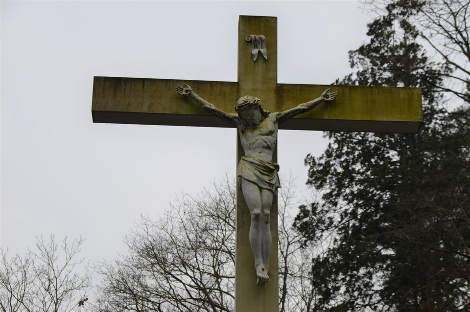 Het kruis met de Poolse Christus in Pulderbos is intussen al groen uitgeslagen.