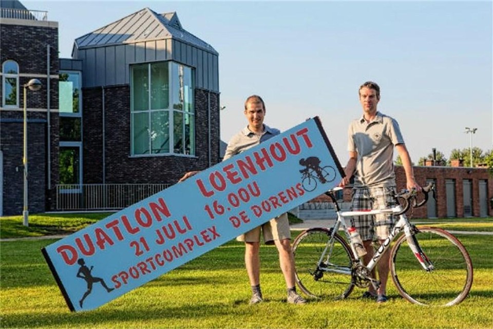 De organisatoren verwelkomen de sportievelingen in sportpark De Dorens.