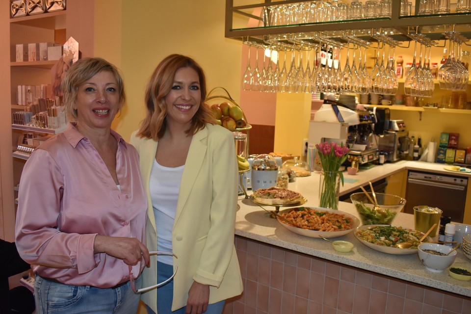 Lokale shopmanager Aline Van Hamond en eigenaar Caroline Rigo in de Molse conceptstore van Café Beauté.