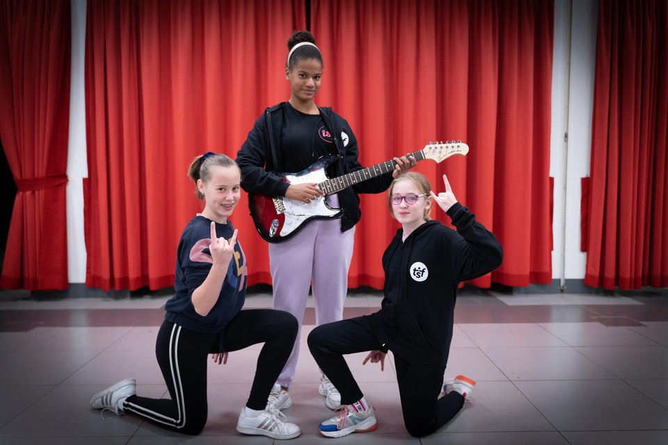 Zuri (met gitaar), Joline (links) en Helena (rechts) staan te popelen om te schitteren in ‘School of Rock’.