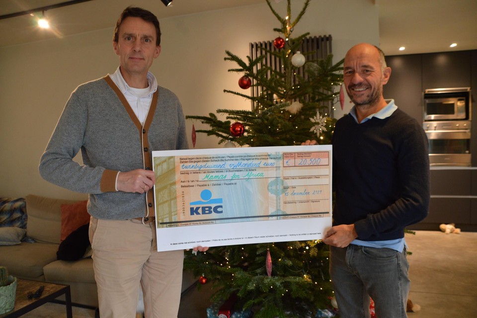 Jan Goossens (links) van Mamas for Africa met de cheque van 20.500 euro die Guy Goossens bij elkaar liep voor de organisatie. 