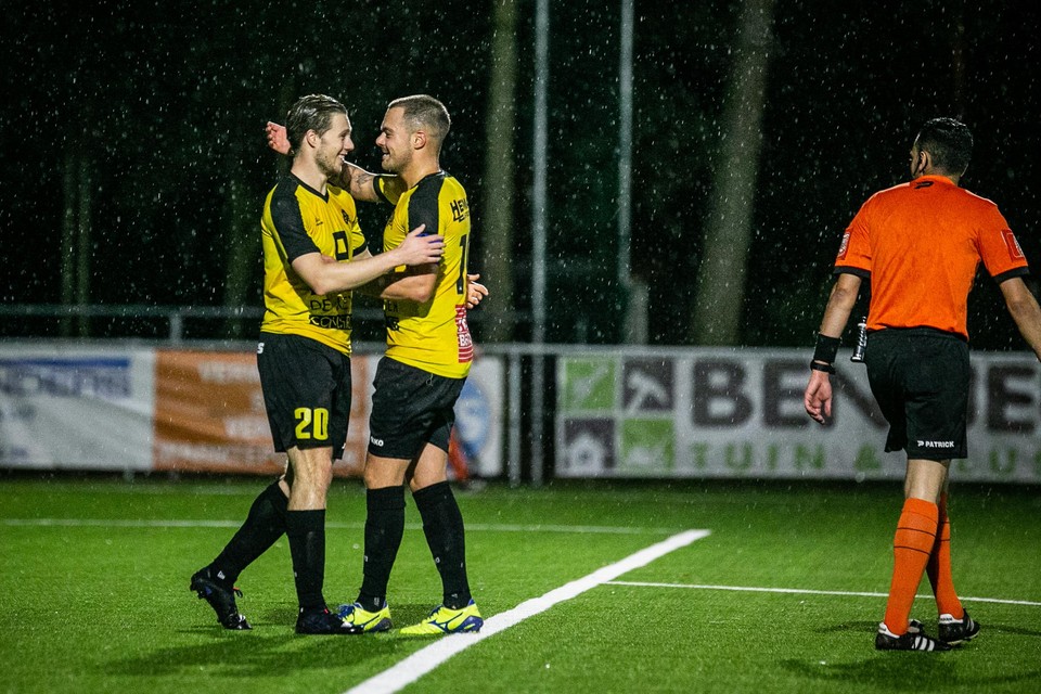 Droomdebuut voor Jef Colman (foto, links) die zijn derde doelpunt viert.