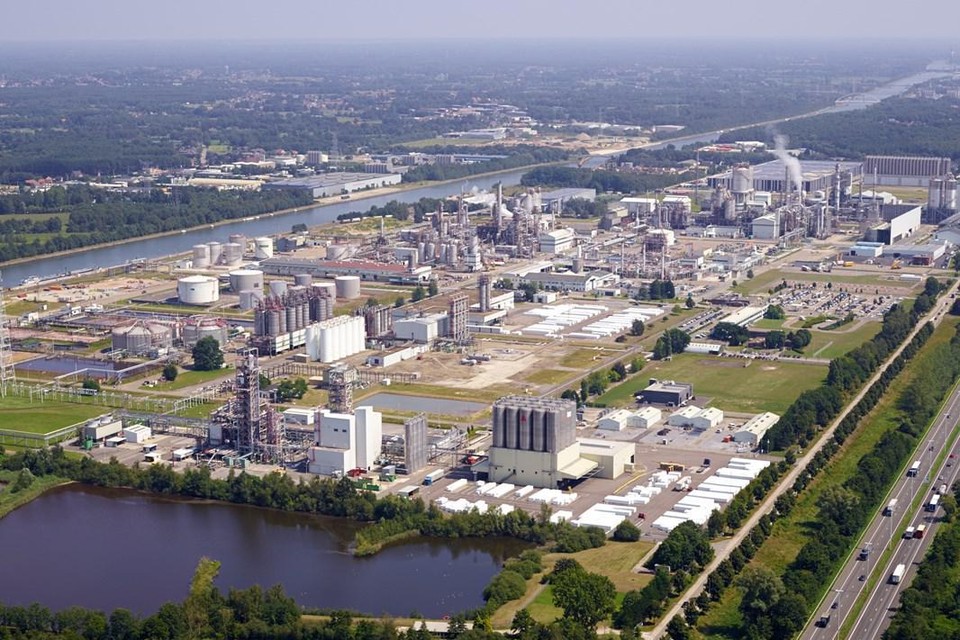 De chemische plant Ineos tussen het Albertkanaal en de E313 in Geel. 