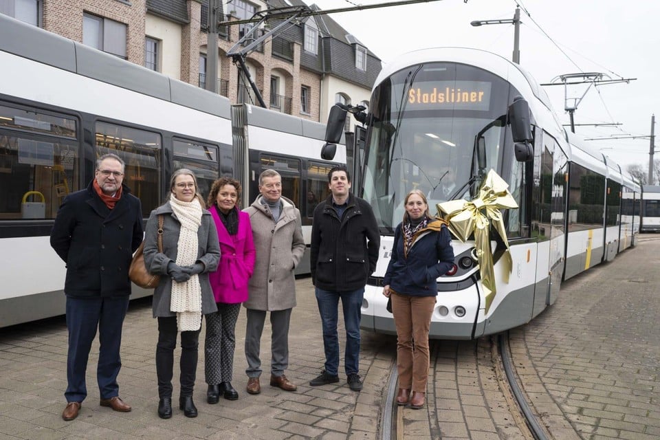 Begin vorig jaar werden aan eindhalte Fortveld nog nieuwe Stadslijner -tramsvoorgesteld door De Lijn, minister Lydia Peters (Open Vld) en burgemeester Leen Wouters (N-VA).