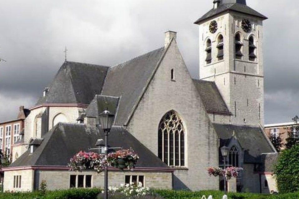 De daken van de kerk zijn aan vernieuwing toe.