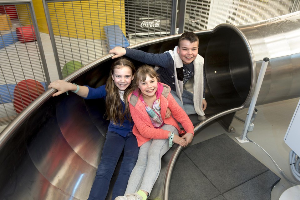 De eerste gebruikers van de glijbaan, in 2017.