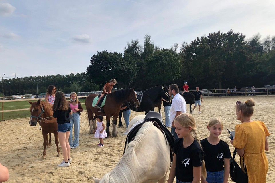 Kinderen konden bij het landbouwbedrijf van Jan en Hilde Wellens in Vosselaar een ritje maken op een paard.