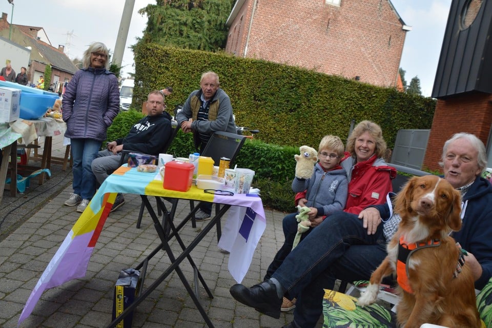 De rommelmarkt in Viersel is altijd een feest, ook voor de bewoners die een standje voor hun deur kunnen zetten.