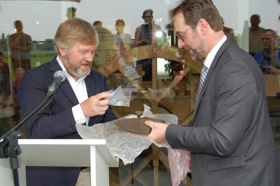 Marc Peelman (rechts) kreeg in 2016 het slot van de Gansakkermolen uit handen van Rutger Steenmeijer. 