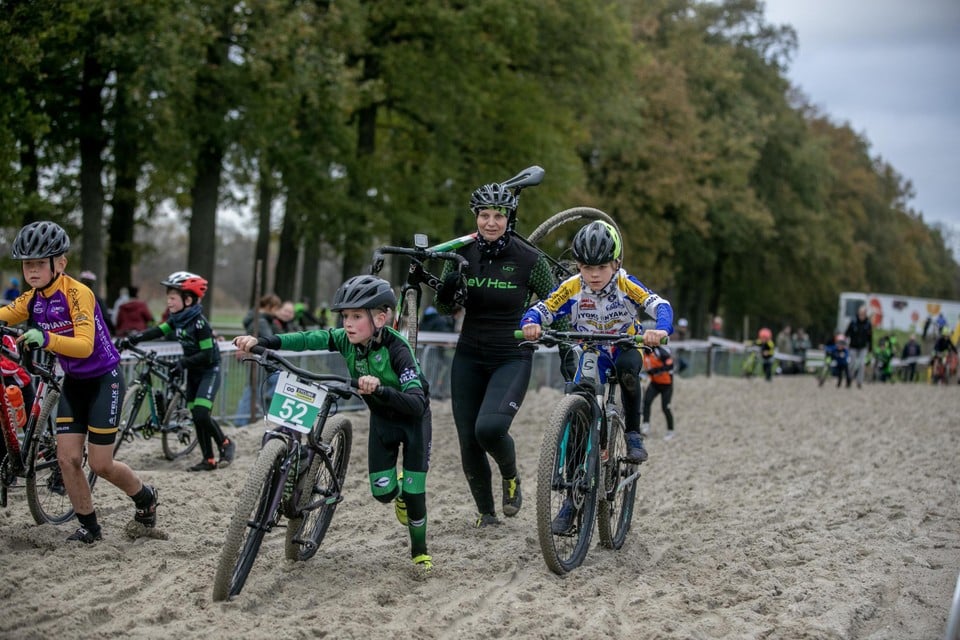 De zandbak is voor veel jonge renners het moeilijkste deel van het parcours. 