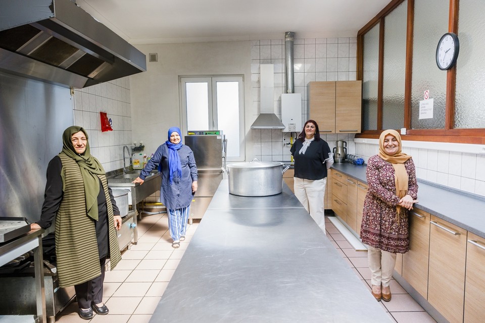 Fatma Kaya (rechts vooraan) kookte samen met een handvol vrouwen van de Selimiye moskee al 3.700 maaltijden. 