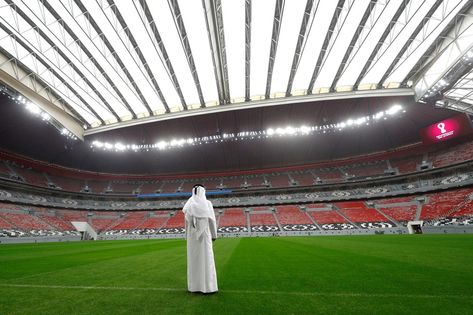 Het gloednieuwe Al Bayt Stadion in Al Khor telt 60.000 zitplaatsen. Mensenrechtenorganisaties trekken al langer aan de alarmbel over de werkomstandigheden van gastarbeiders die de stadions bouwen voor het WK 2022 in Qatar.