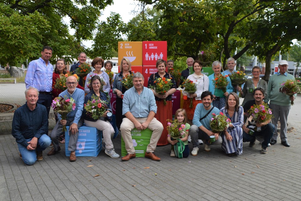 De bermmeesters en Dieter Coppens met hun culinair boeket dat burgemeester en enkele schepenen overhandigden.