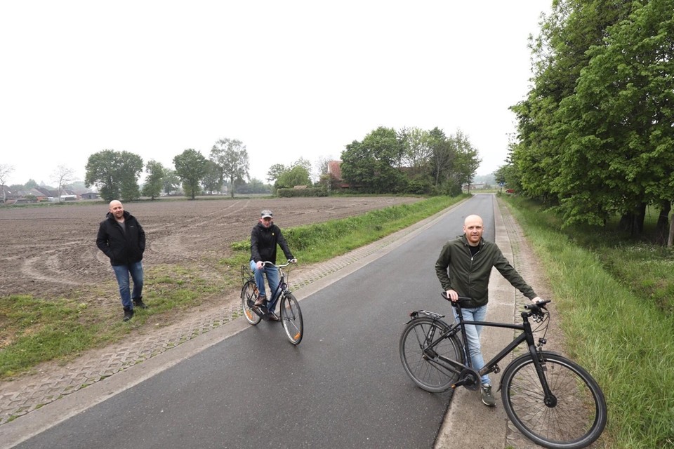 Schepen Bert Celis (rechts) toont buurtbewoners Philip Verlinden en Dirk Hermans de plek waar de knip komt. 