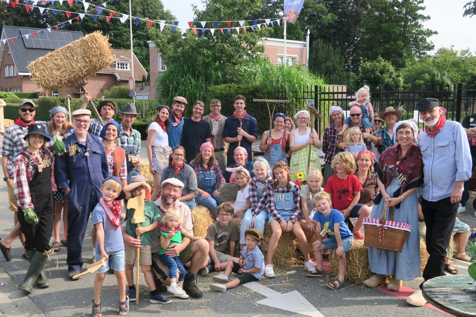 De boeren en boerinnen van de Kerkhofstraat, op en tussen de strobalen van hun Autoluw feest.