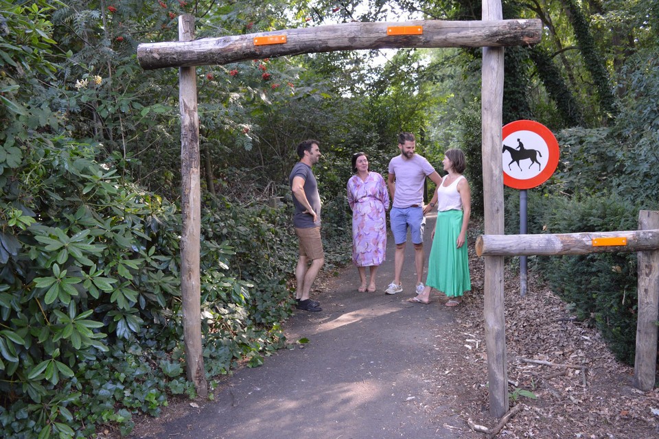 Rudi, Stephanie, Dave en Karen op het groene wandel- en fietspaadje dat verbreed gaat worden als toegang voor respijthuis Limmerik via Hooidonck. De gemeente Zandhoven plaatste er nog maar pas een antiruiterpoort om mensen met rolstoelen te beschermen.