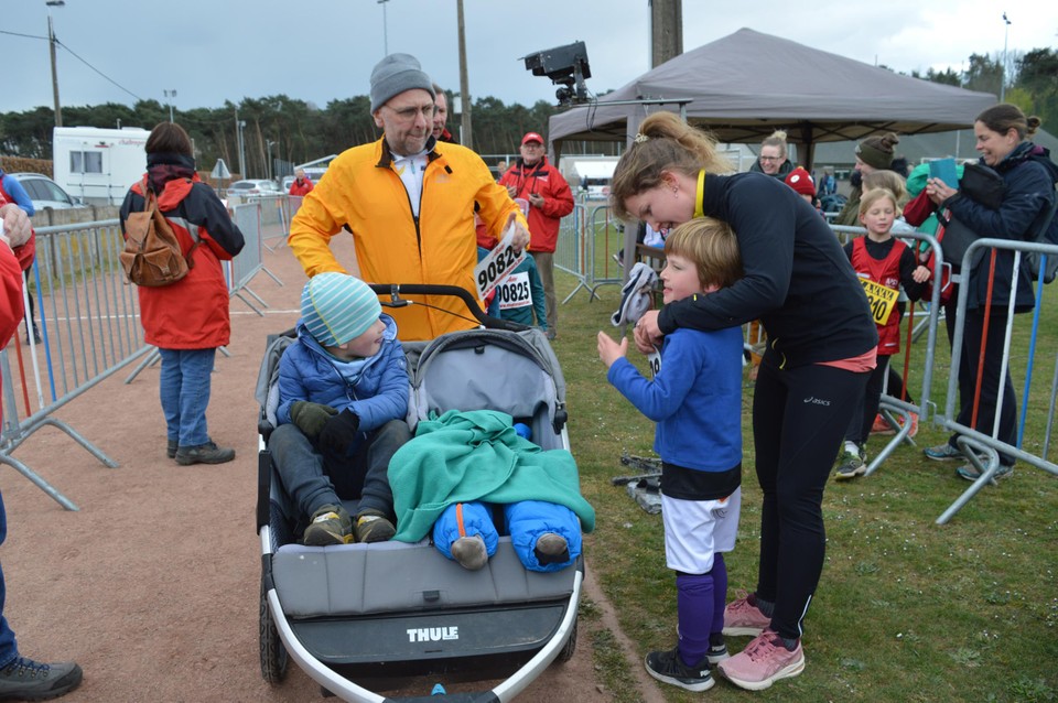 Bart met de kleinkinderen in de buggy. 