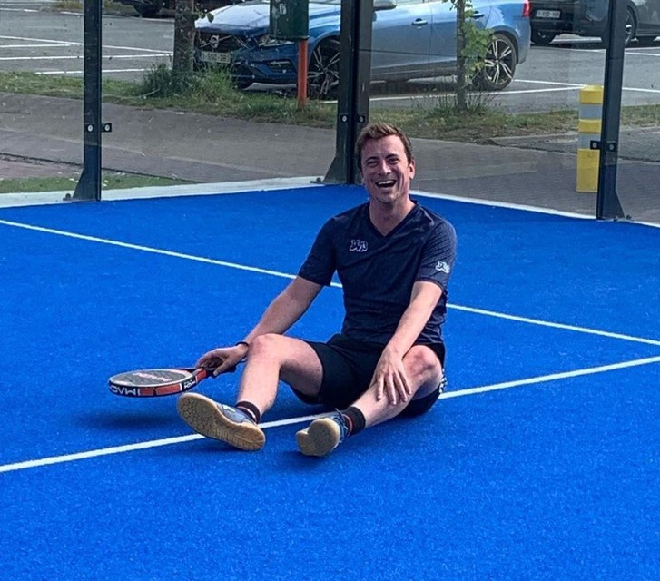 Niels gevloerd op de grond: “Sinds een tweetal jaar speel ik nu padel en ik ben echt verliefd geworden op die sport.”