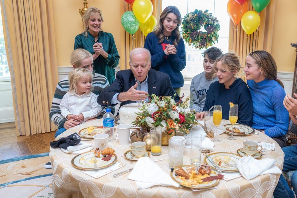 Een kiekje op Instagram van het verjaardagsfeestje van de Amerikaanse president Joe Biden, omringd door zijn familie en met zijn lievelingstaart met kokossmaak 