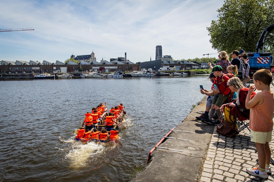 Zo’n 400 jongeren varen met hun vlot van de Winketkaai naar de Vismarkt.