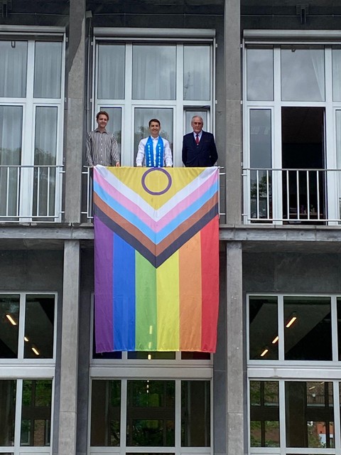 De regenboogvlag hangt door Tom aan het districtshuis in Merksem.