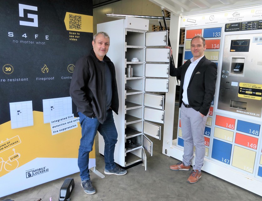 Koen Mortelmans en Jef Van Hyfte bij een module met negen lockers van S4FE, inclusief stopcontact in elke locker. 