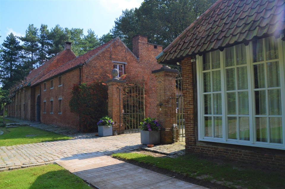 De hoeve met Bar Bogaere in de achtertuin.