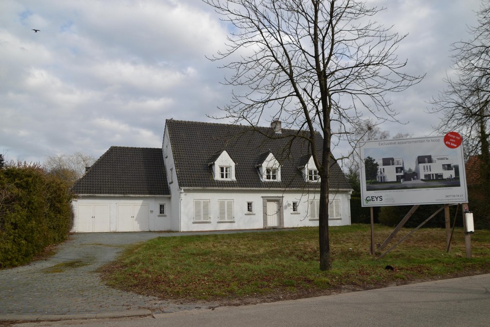 De voormalige doktersvilla wordt gesloopt voor acht appartementen.