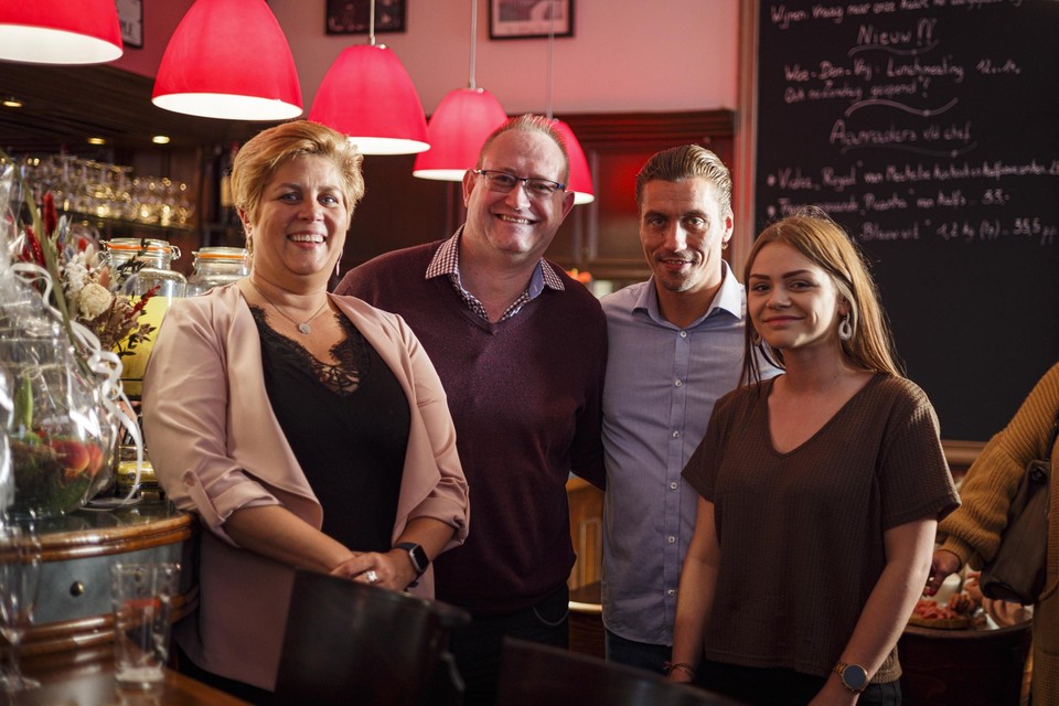 Het nieuwe Panhard-team met zaakvoerder Tom Claes (tweede van links) en partner Pascale, chef-kok Bert en dienster Talischa.