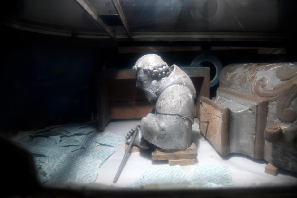 Het reliekschrijn van de Heilige Antonius van Pulle ondergaat een behandeling tegen houtworm in het atelier van Siebens en Lermytte in Antwerpen.