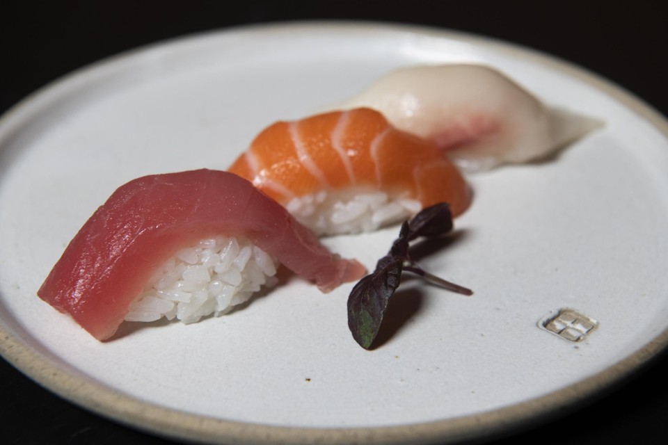 Een nigiri combo met tonijn, zalm en hamachi.