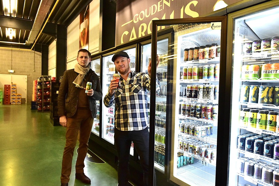 Alain Pardon (l) en Joris Dekkers bij de nieuwe, 9 meter lange, koelcel voor bierblikken.