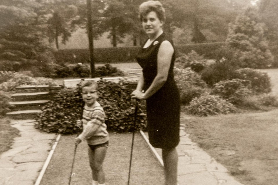 Dirk en zijn mama Gusta, in de jaren ‘60.