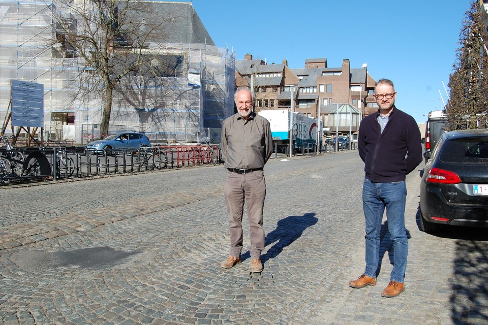 Schepen van Mobiliteit De Ketelaere (links) en burgemeester Van Laere zijn opgelucht dat de weg opgeknapt wordt.