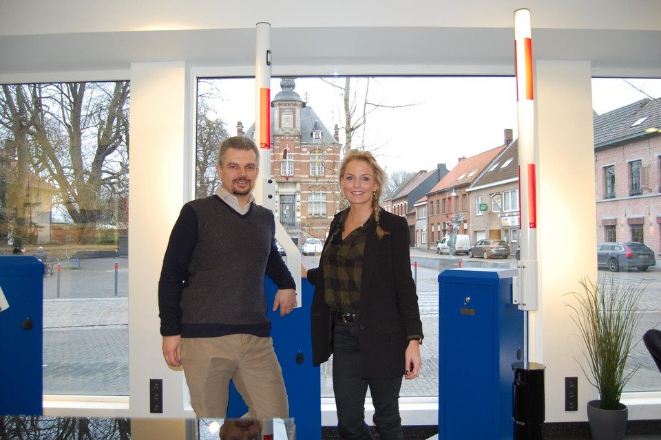 Vennoten Nick Vandenbrouck en Anke De Dauw hebben een verkooppunt geopend op het dorpsplein van Kallo.