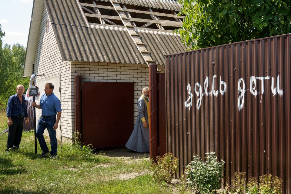 “Hier wonen vrouwen en kinderen”, staat geverfd op het huis van de man.