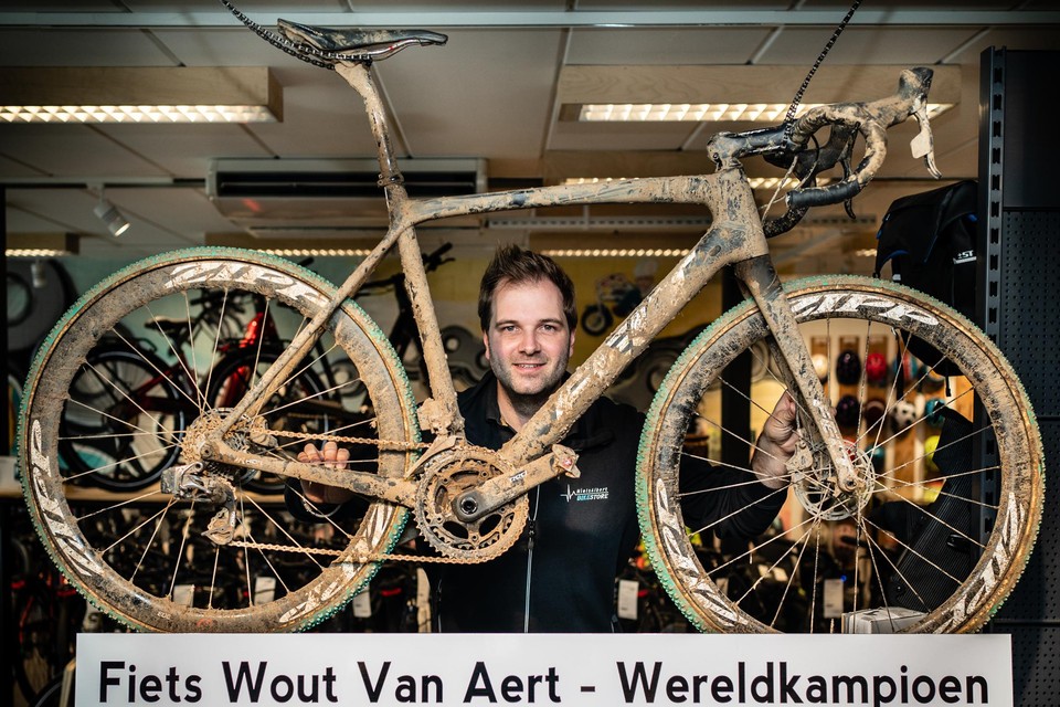 Niels Albert heeft de drie fietsen waarmee Wout van Aert wereldkampioen in het veld werd, in zijn winkel staan. 
