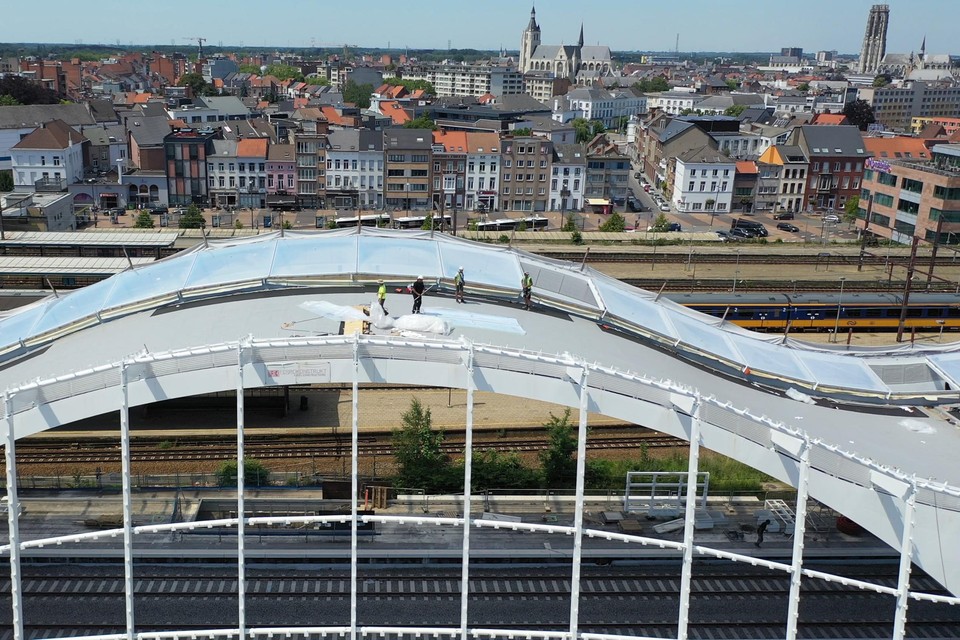 De imposante boogstructuur van het nieuwe station in Mechelen. 