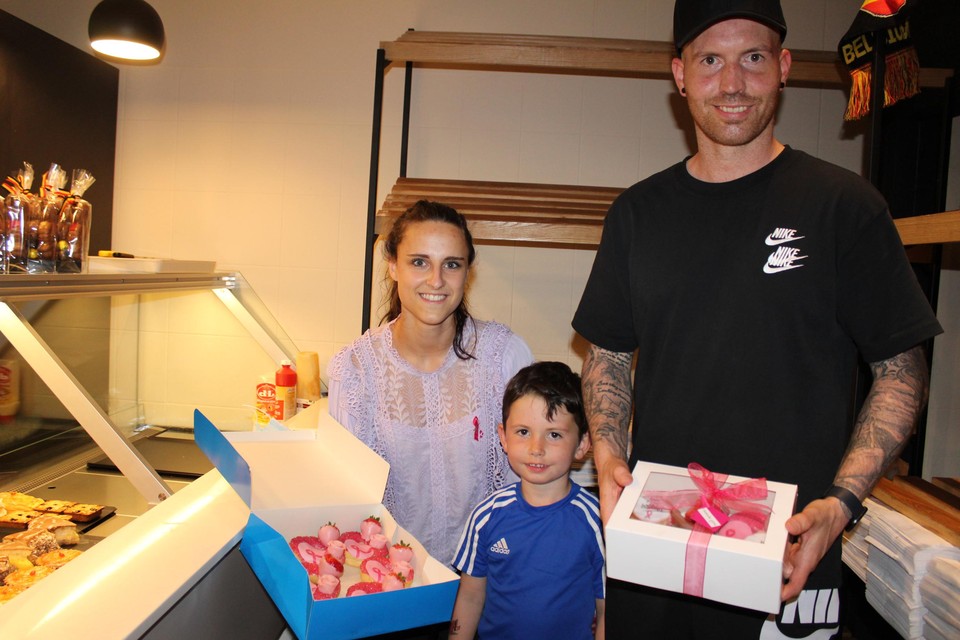 Uschi, Vince en Dennis met de donuts en smulboxen.