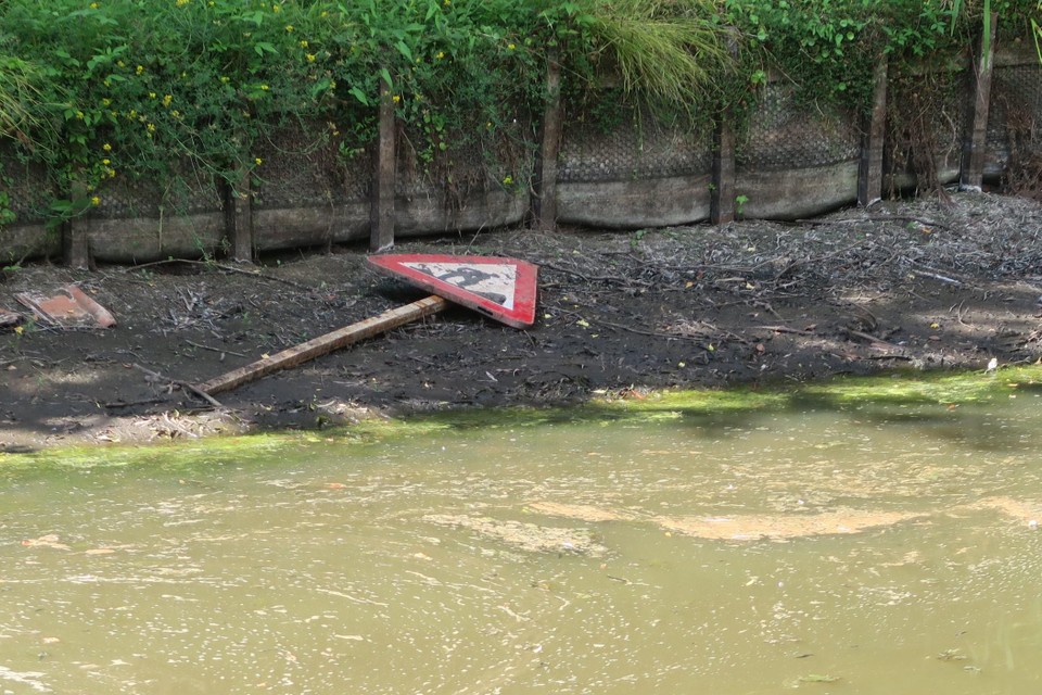 De droogte bracht ook al een ‘dood’ verkeersbord aan de oppervlakte.