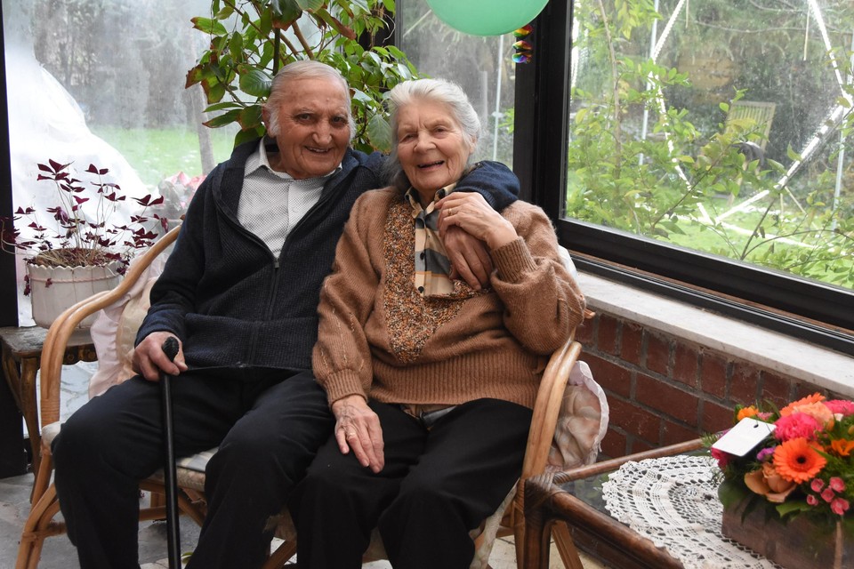 Jules samen met zijn vrouw Yvonne. Ze genieten van de aandacht voor het eeuwfeest.