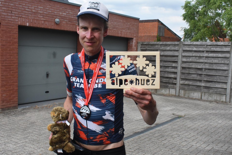 Bob Adriansens toont de prijzen die hij in ontvangst mocht nemen bij La Marmotte. 