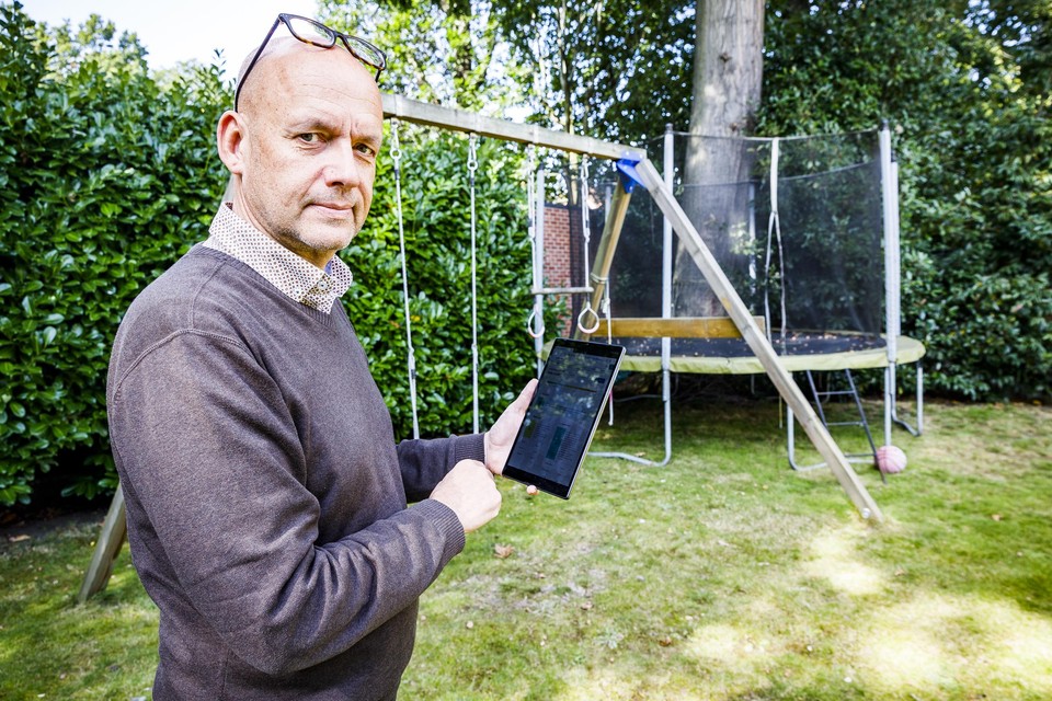 Walter Vits uit Hoboken kreeg een goede tip van groenblauwpeil.be: een infiltratiesysteem installeren in zijn tuin, zodat het regenwater niet meer naar de riolering vloeit. 