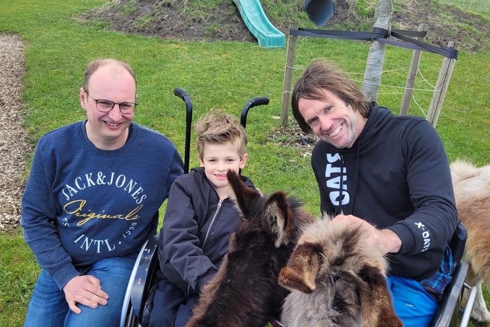 Papa Wouter Aerts met Stan (6) en Marc Herremans op de revalidatieweide Athletes for Hope in Wuustwezel. Elke week stapt Stan er met de innowalk tussen de pony’s en ezels.