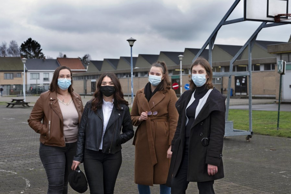 (V.l.n.r.) Stéphanie Combel, Yaren Dönmez, Lotte Heyndrickx en Ellen Feusels. “Of vaccinatie verplichten de beste oplossing is? Ik vrees dat we zo een averechts effect zullen creëren”, zegt Feusels.