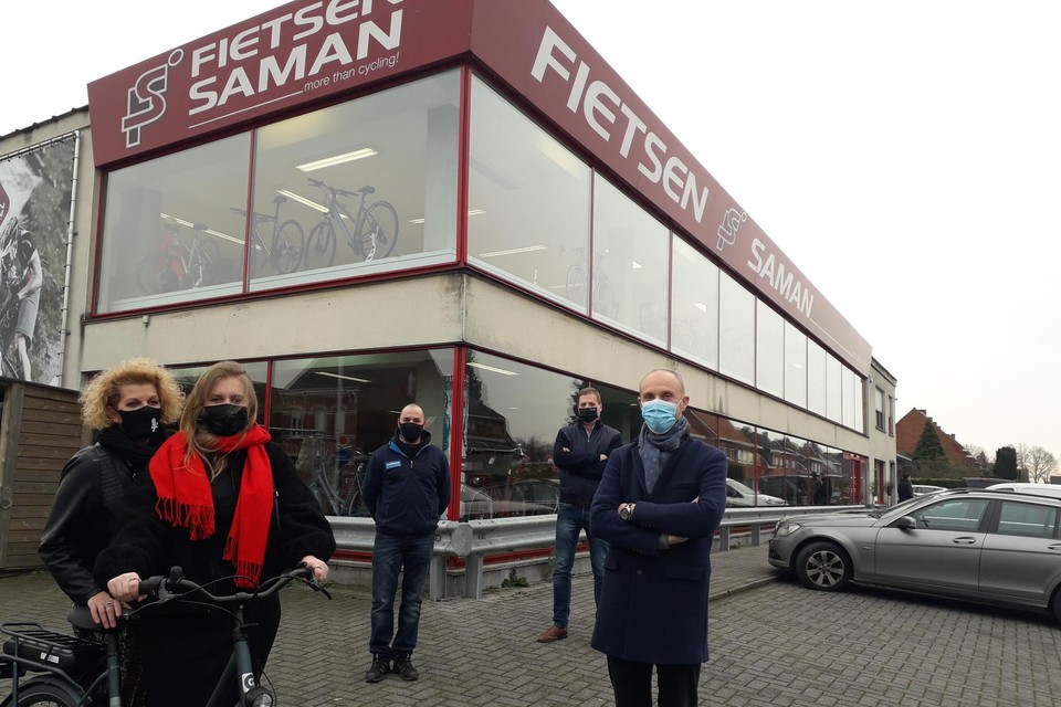 Lidemij Vanmechelen (19) uit Beerse en schoonmoeder Ingrid Van De Looverbosch (50) uit Sint-Lenaarts (vooraan) wonnen geen auto, maar een elektrische fiets. Een geschenk van Unizo Brecht, de gemeente en fietsenwinkel Saman.