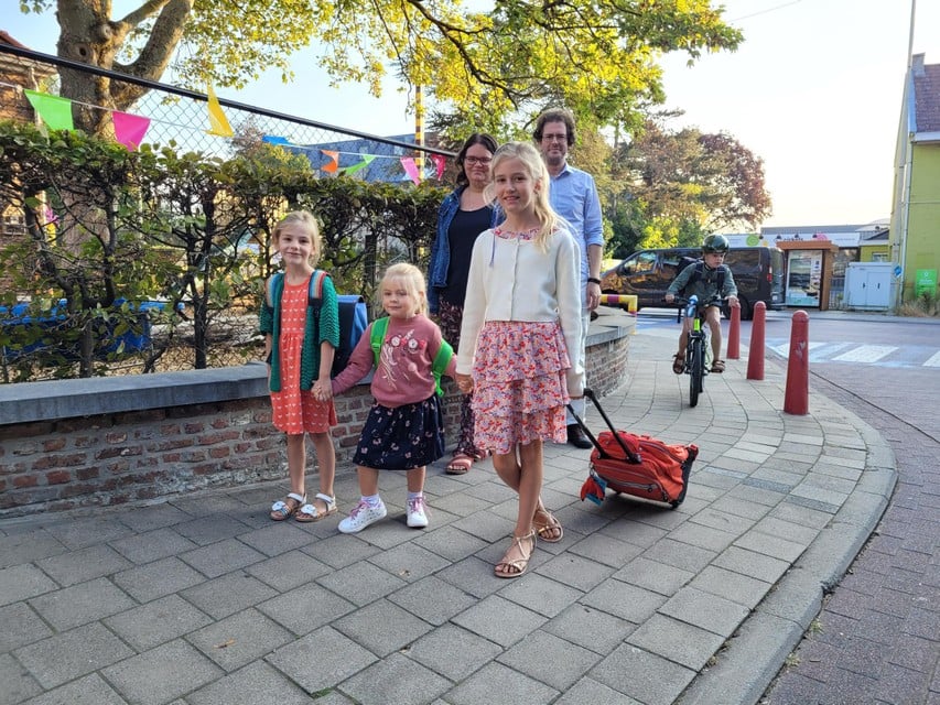 Emma (6), Mila (4) en Kato (10) zijn met hun ouders Annelien en Jan onderweg naar de Eikenlaarschool. 